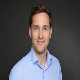 Porträt des Analysten Tobias Reinhardt im Hemd mit Krawatte